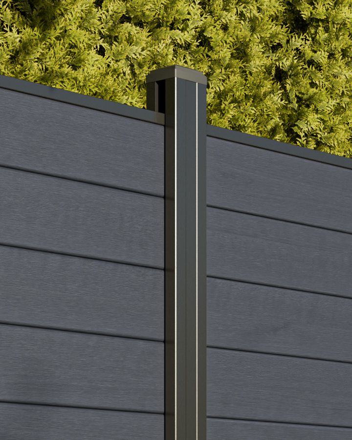 WPC-Zaunelemente in Anthrazit mit Aluminiumpfosten vor einer Hecke
